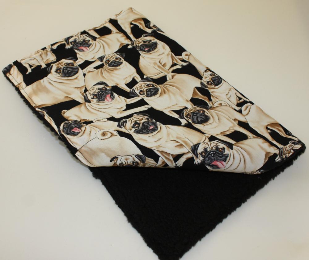 Decke für Hunde Möpse auf schwarz