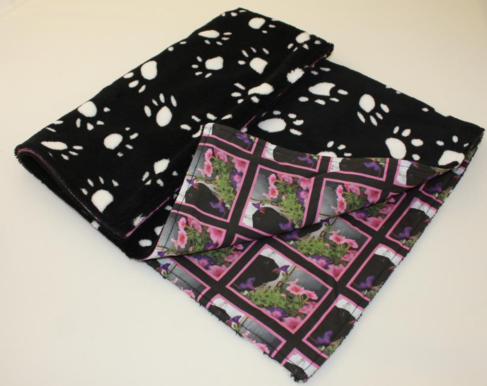 Decke für Hunde Mops mit Blümchen und Pfötchen